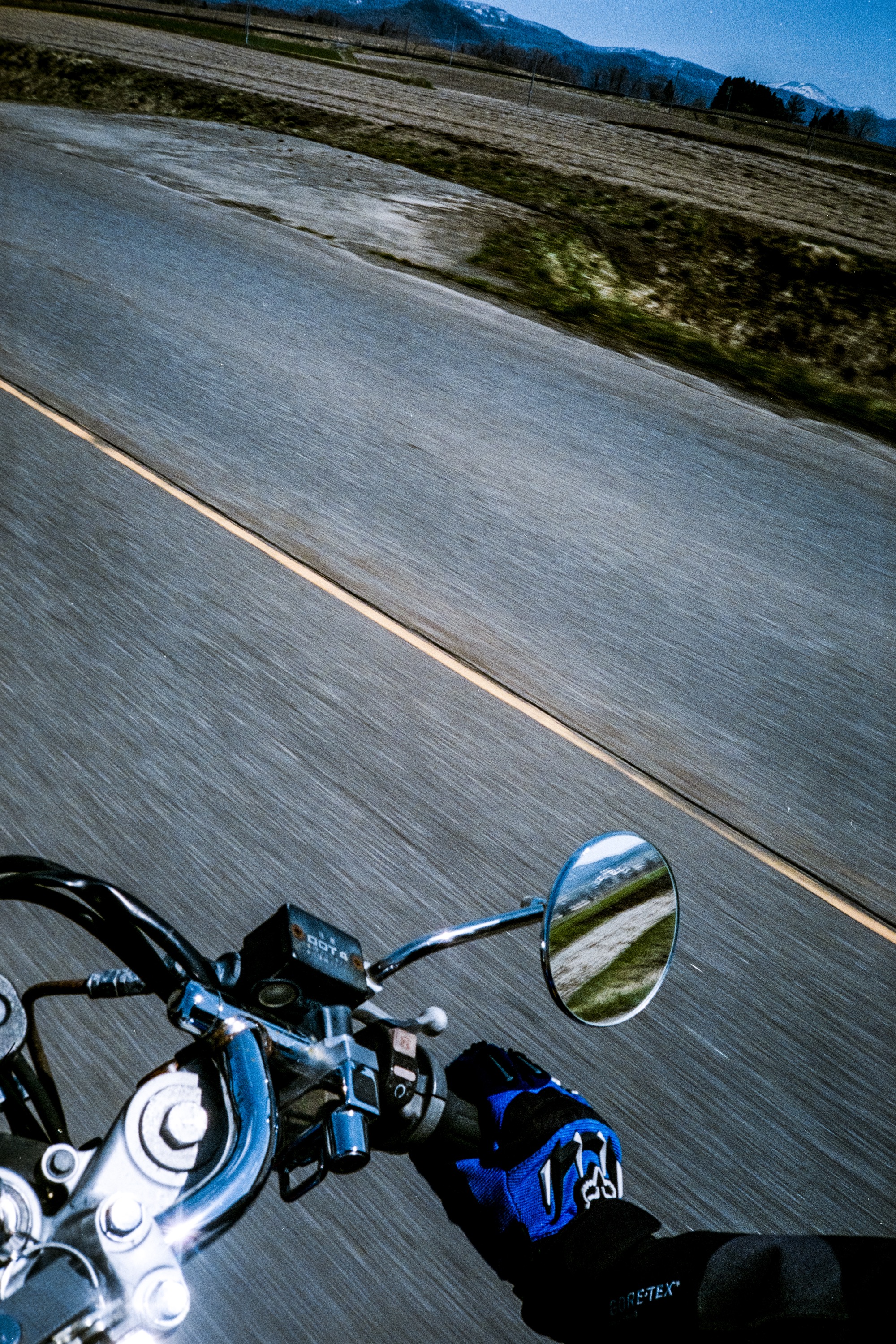 写真家・小見山峻の最新写真集が発売。バイク旅から、いま迷うことの意味を追求する