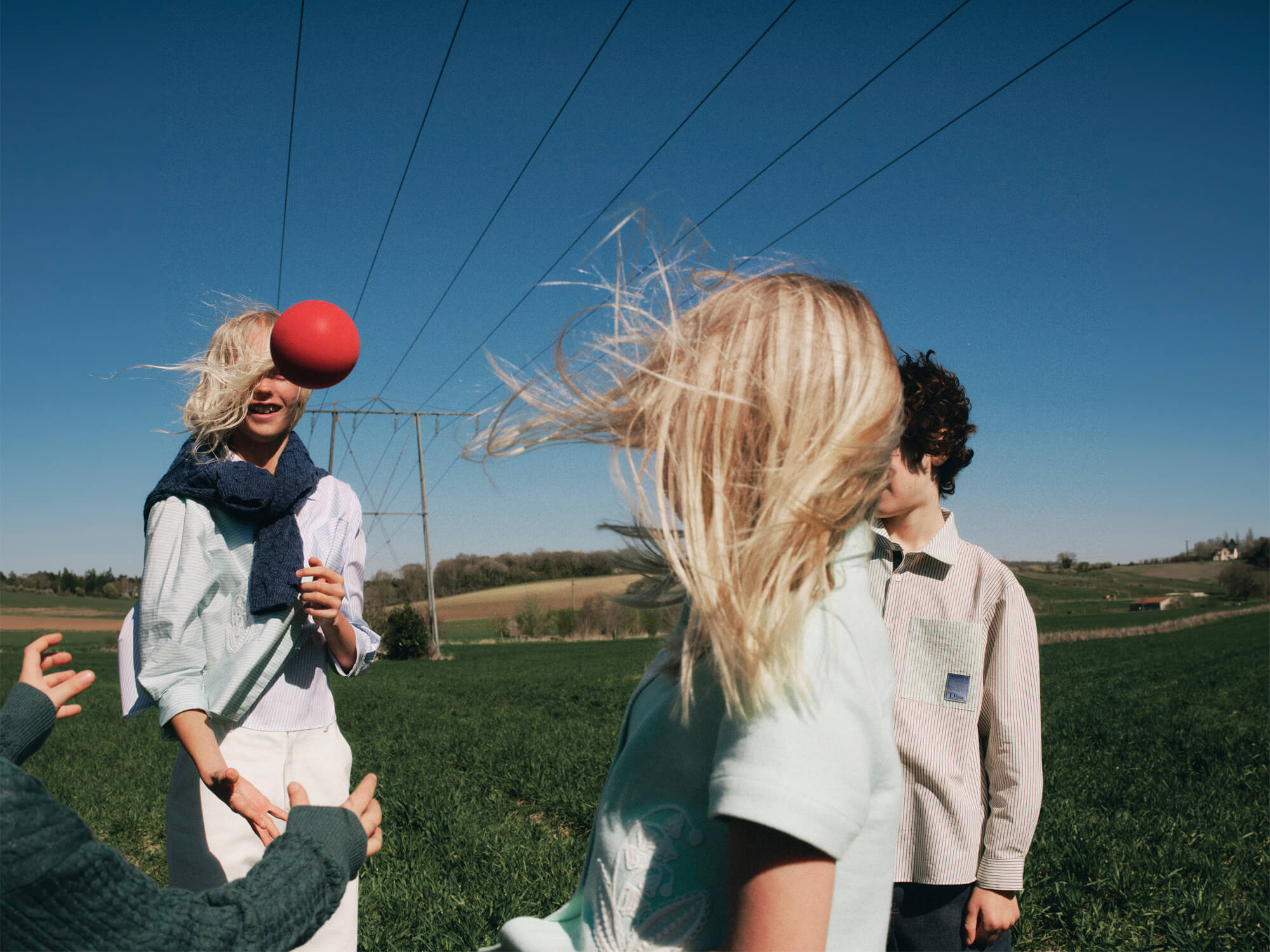 〈Baby Dior〉2026年フォール コレクション。ヴェルサイユをめぐる、小さなワードローブの物語