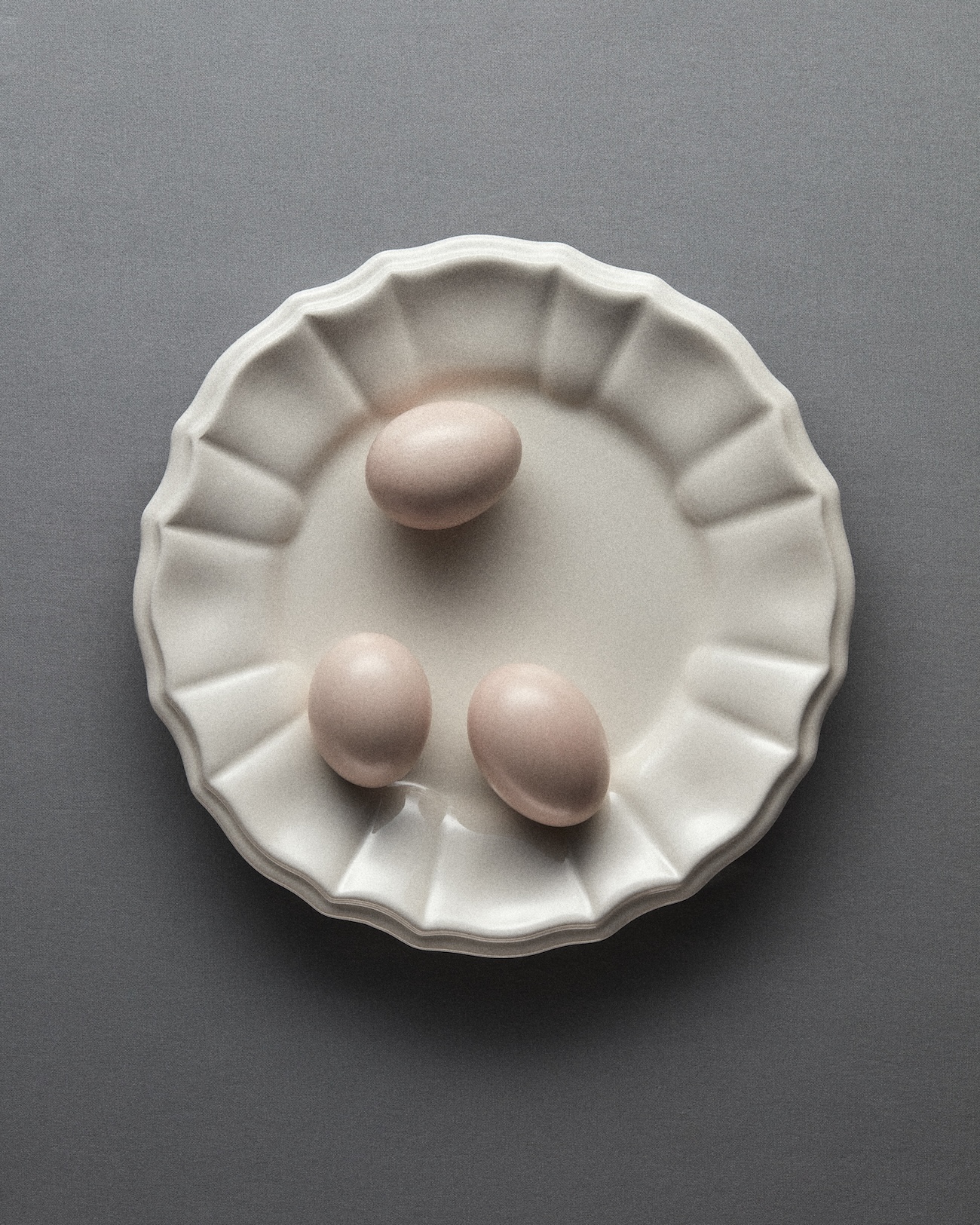 〈ディオール メゾン〉より、本物そっくりの食べ物が乗る陶器コレクションが登場